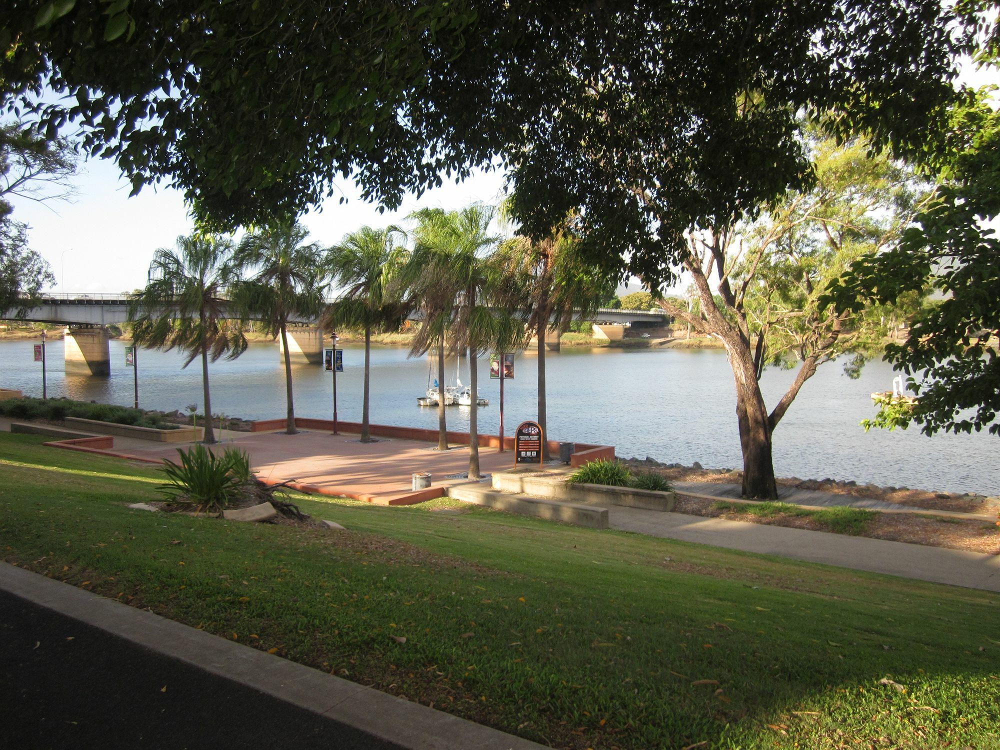 Cosmopolitan Motel & Serviced Apartments Rockhampton Extérieur photo